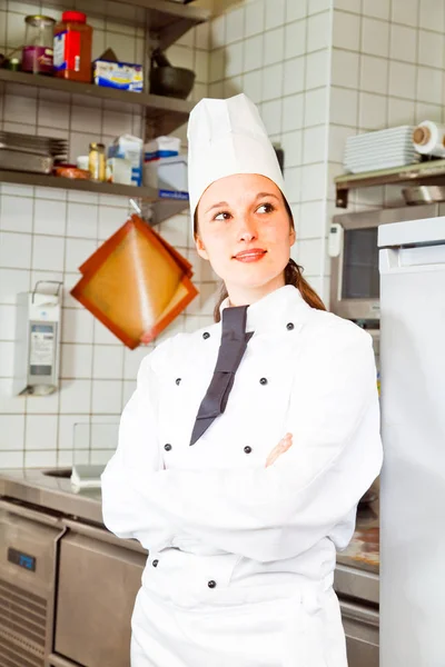 Chef donna in piedi in cucina commerciale — Foto Stock