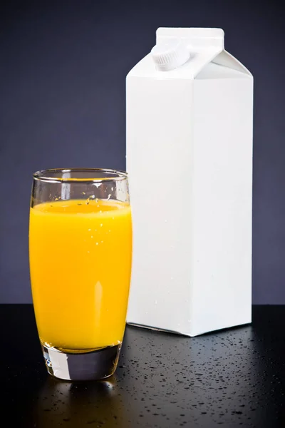 Vaso y cartón de zumo de naranja — Foto de Stock