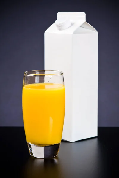 Vaso de jugo de naranja y bebidas cartón — Foto de Stock