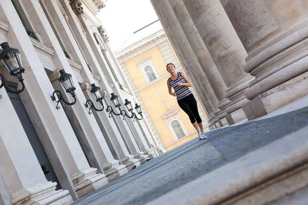 Rijpe vrouw joggen In de stad — Stockfoto