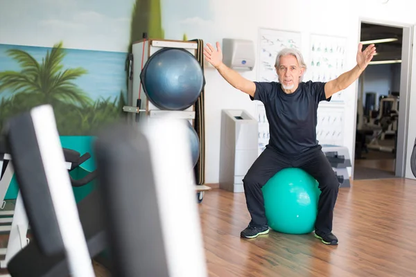 Senior kaukasischen Mann trainieren in der Turnhalle — Stockfoto