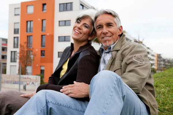 Seniorenpaar im Freien — Stockfoto