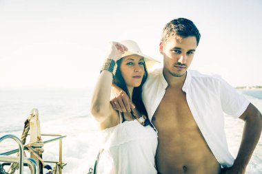 Teknede genç bir çift