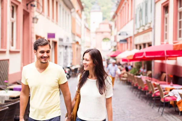 Gençler şehirde iyi vakit geçiriyor.