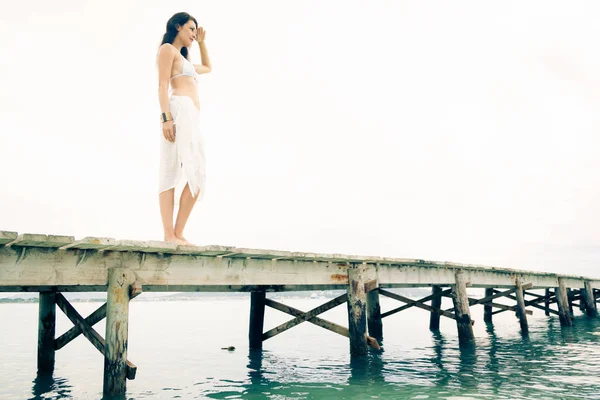 Молодая женщина у моря — стоковое фото