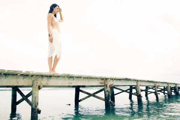 Giovane donna al mare — Foto Stock