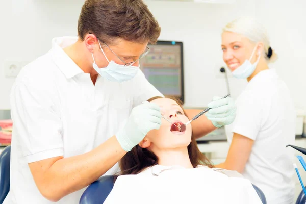 Mujer joven viendo a su dentista — Foto de Stock