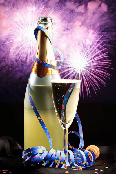 Garrafa de champanhe com fogos de artifício no fundo — Fotografia de Stock