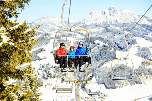 Família equitação no elevador de esqui — Fotografia de Stock
