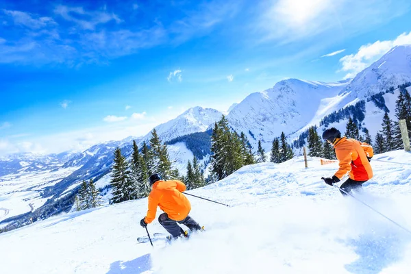 Starszy para na nartach — Zdjęcie stockowe