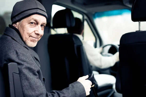 Senior Man Sentado em Paratransit Van — Fotografia de Stock