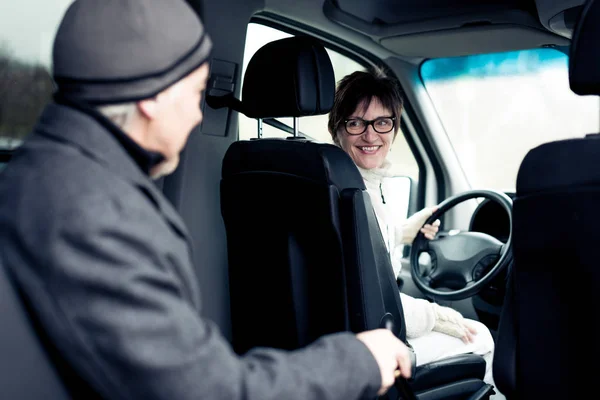 Senior Man Sentado em Paratransit Van — Fotografia de Stock