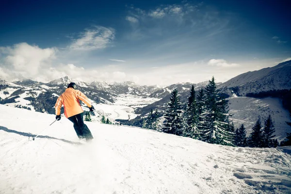 Seniorinnen beim Skifahren — Stockfoto