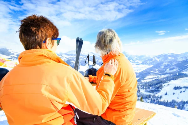 Skidåkning Senior par ha en paus — Stockfoto