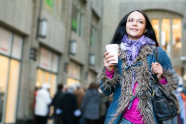 Genç bayan bir fincan kahve içiyor.