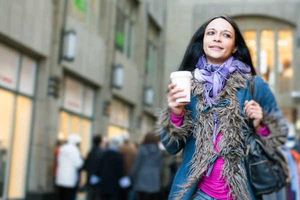 Genç bayan bir fincan kahve içiyor.