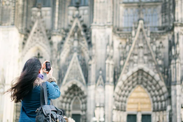 Ung kvinna framför Cologne domkyrka — Stockfoto