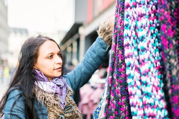 Genç kadın için yeni bir eşarp alışveriş