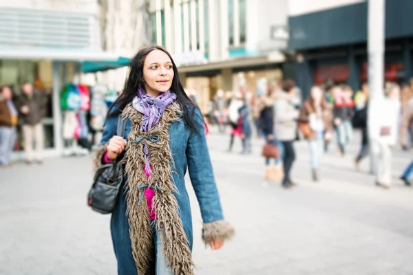 Молодая женщина, гуляющая по городу — стоковое фото