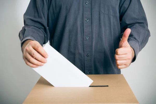 El hombre emite su voto — Foto de Stock