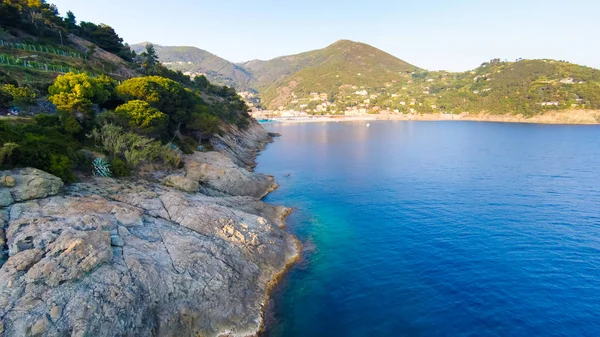 Földközi-tenger partja közelében Bonassola, Cinque Terre, Olaszország — Stock Fotó