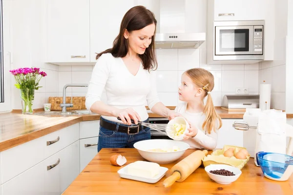 Mãe e filha fazendo biscoitos — Fotografia de Stock