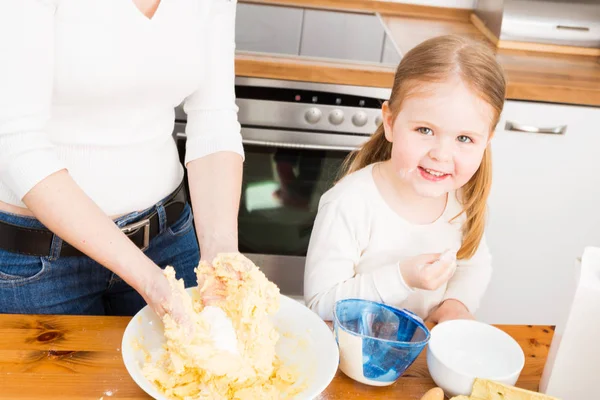 Mother And Daughter Baking Cookies — Stock Photo, Image