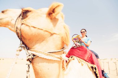 turistik bir deve sürme