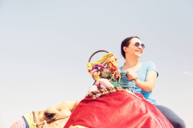 turistik bir deve sürme