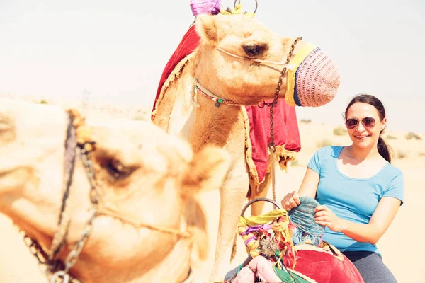 Touriste chevauchant un chameau — Photo