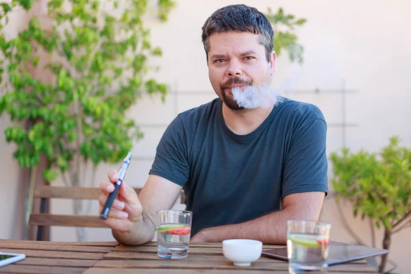 Vaping Man, godendo la sua sigaretta elettronica — Foto Stock