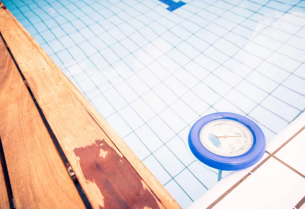 スイミング プールの水温度計 — ストック写真