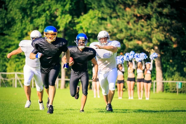 Joueurs de football américain en cours d'exécution — Photo