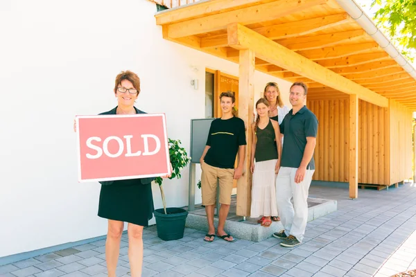 Nieruchomości Sprzedaż domu — Zdjęcie stockowe