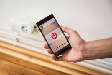 Akıllı ev: Adam telefonunu kullanarak prize programlama