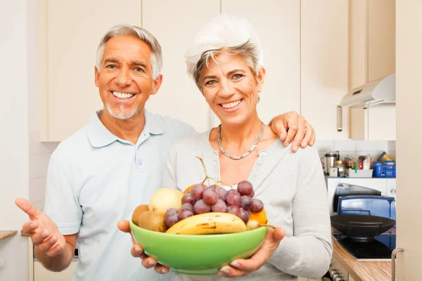 Seniorenpaar in der Küche — Stockfoto