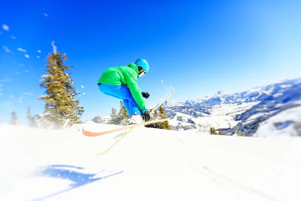 Azione colpo di adolescente saltare con gli sci — Foto Stock