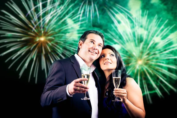 Casal desfrutando véspera de Ano Novo — Fotografia de Stock