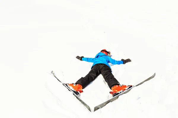 Esausto adolescente ragazza sdraiata nella neve — Foto Stock