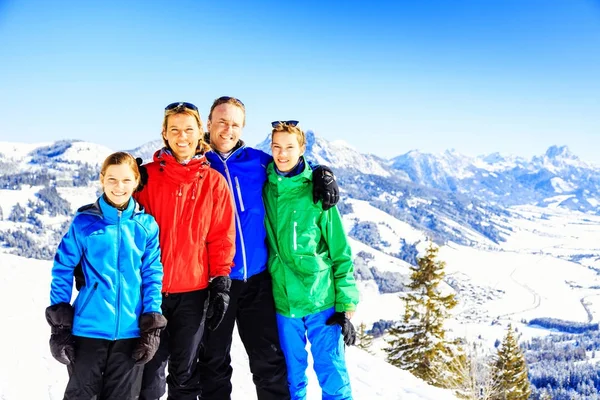 Vierköpfige Familie in den österreichischen Alpen — Stockfoto