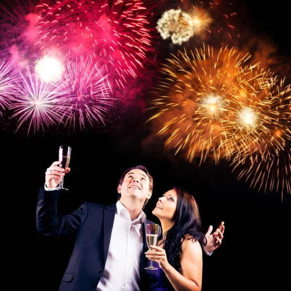 Пара наслаждается кануном Нового года Лицензионные Стоковые Изображения