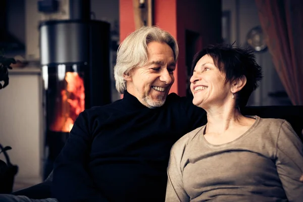 Casal Sênior Relaxando em casa — Fotografia de Stock