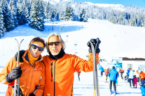 Senior Couple Skiing — Stock Photo, Image