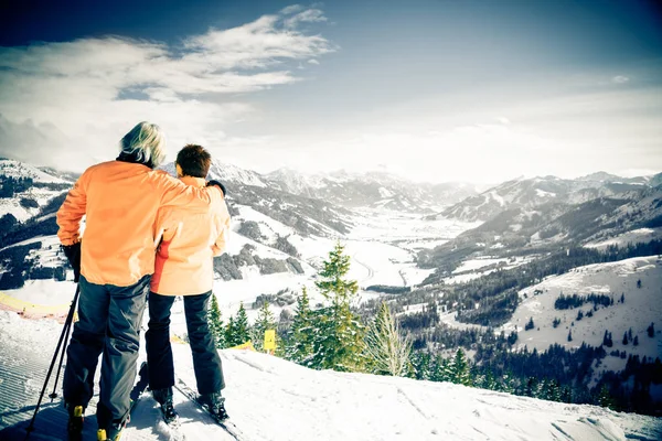 Esqui de casal sênior — Fotografia de Stock