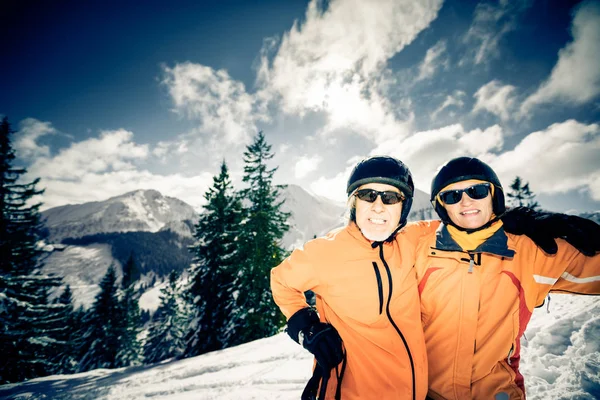 Senior Couple Skiing — Stock Photo, Image