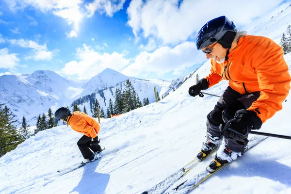 Seniorenpaar beim Skifahren — Stockfoto