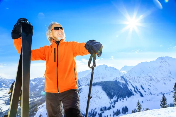 Äldre man skidåkning — Stockfoto