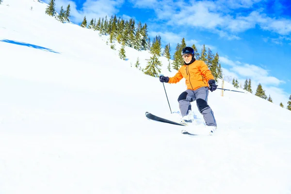 Старший лыжник — стоковое фото