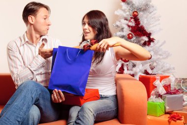 Değiş tokuşu Noel hediyeleri genç Çift