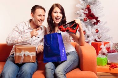 Değiş tokuşu Noel hediyeleri genç Çift